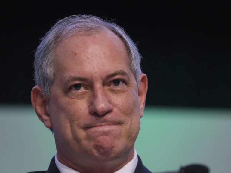 CIRO GOMES ROMPE COM OS IRMÃOS E DIZ QUE FOI ESFAQUEADO E SOME DO CEARÁ