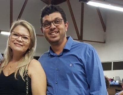 CASAL DE EMPRESÁRIOS PRESENTEIAM MARCOS PEIXOTO COM O SEU BOLO DE ANIVERSÁRIO PROFISSIONAL