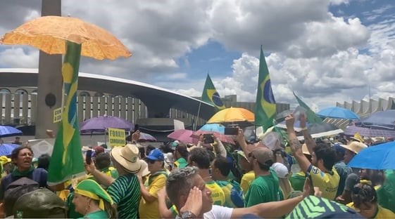 BRASILEIRO TEM RAZÃO QUANDO DEMONSTRA NÃO QUERER MAIS LADROAGEM DOS POLÍTICOS