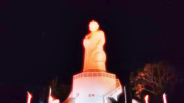 ESTÁTUA DO PADRE CÍCERO GANHA TONALIDADE LARANJA