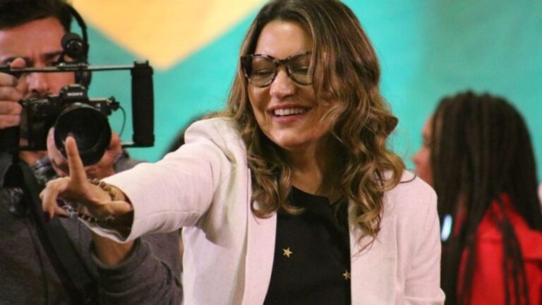 JANJA DA SILVA QUER FESTA, MAS OS MAIS SENSATOS ACHAM QUE NÃO É HORA DE AUÊ