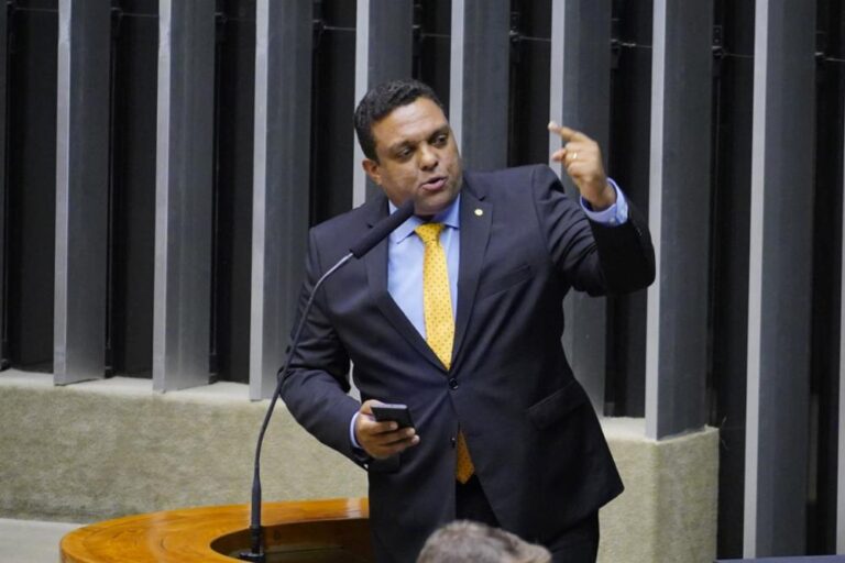 DEPUTADO BOLSONARISTA NÃO ACEITA SILÊNCIO DO PRESIDENTE: CHEIRA A COVARDIA