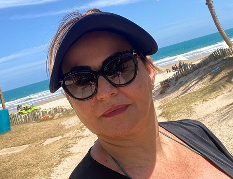 EMPRESÁRIA NITALMA MENDONÇA É PURA NATUREZA EM ILHA PARAIBANA