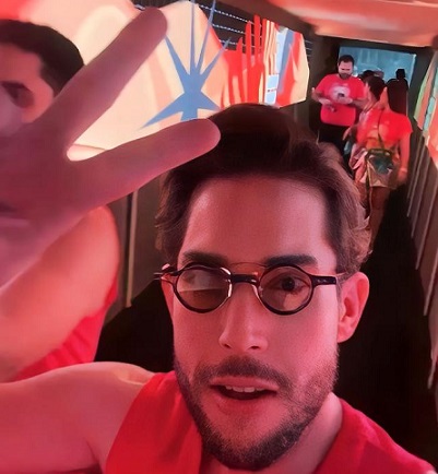 JULINHA FEIJÓ NESTE CARNÁ ENTROU NUMAS DE CHAME GENTE E A ELA SE CHEGARAM ALEXANDRE TAVARES E DANIEL COUTO