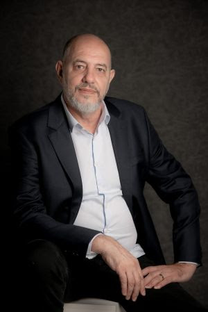 ELE COMEÇOU JUNTANDO RECICLÁVEIS, FOI FRENTISTA E HOJE COMANDA UMA REDE DE RESTÔS