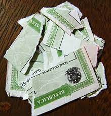 TEM GENTE QUE ENCARA A POLÍTICA SEM NOÇÃO: TIPO VERDE POR FORA E VERMELHO POR DENTRO