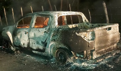CAMIONETA ABANDONADA E INCENDIADA É ENCONTRADA NO BAIXIO DO MUQUÉM, EM CRATO