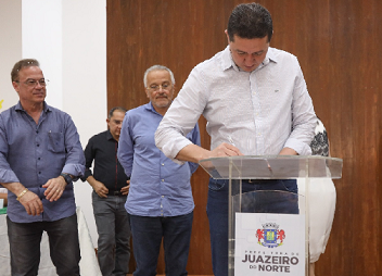 GLÊDSON  ASSINOU O PISO SALARIAL DA CATEGORIA EM QUE FOI CRITICADO PELO ADVERSÁRIO