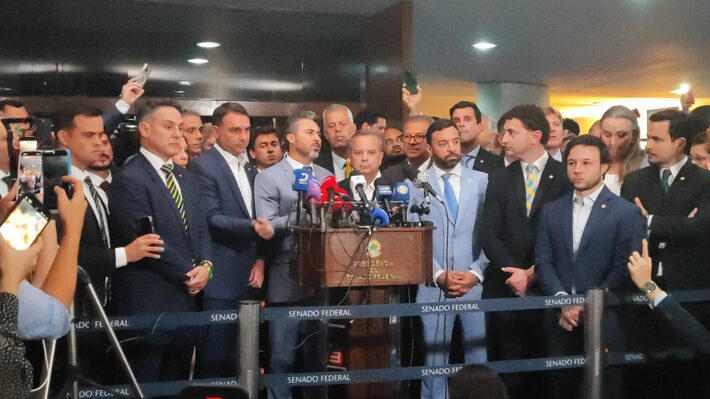 OPOSIÇÃO ENTREGA AO SENADO PEDIDO DE IMPEACHMENT DO MINISTRO DO STF ALEXANDRE MORAES