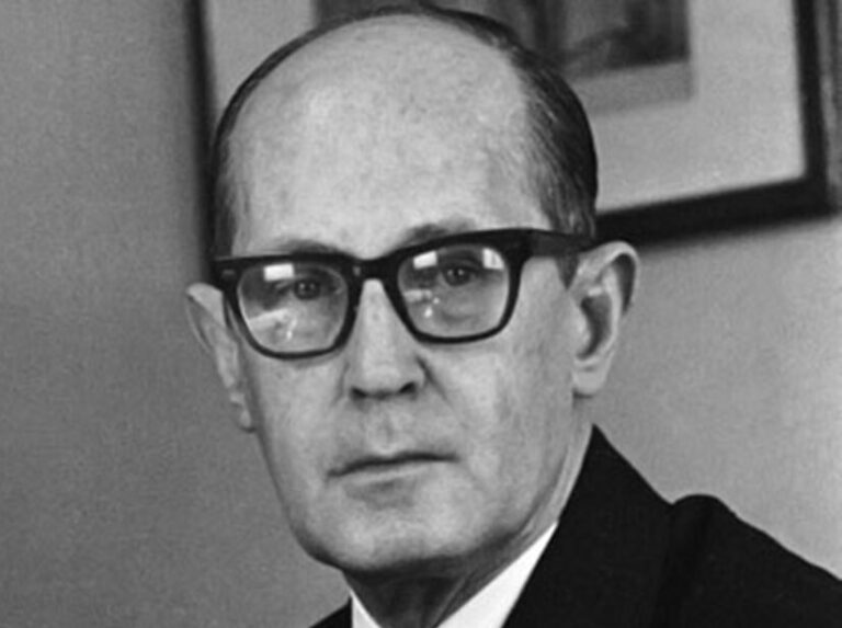 E CARLOS DRUMMOND DE ANDRADE UM DIA DESCOBRIU QUE DEUS É TRISTE