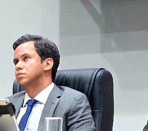 FELIPE VASQUES PROPÕE REESTRUTURAÇÃO ADMINISTRATIVA COM REDUÇÃO DE 28 CARGOS