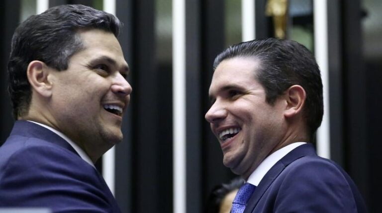 HUGO MOTA E ALCOLUMBRE NO EXTERIOR, OPOSIÇÃO TRABALHA POR  CPMI E ANISTIA