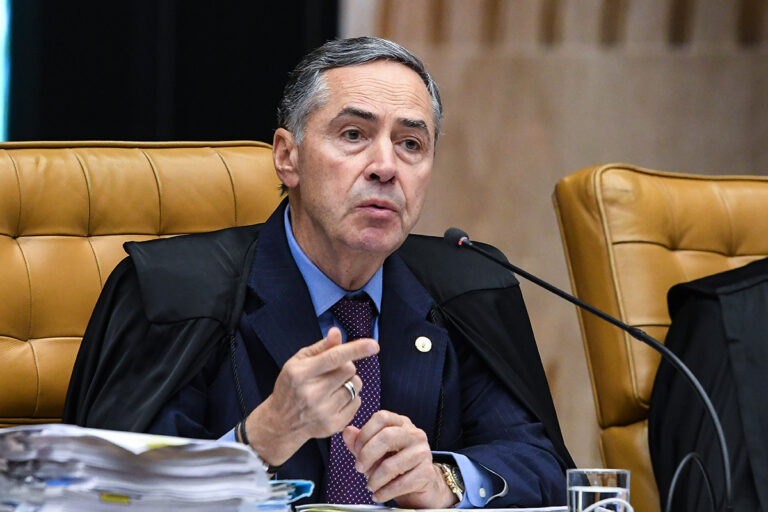 ASSUSTADO COM O ESTADOS UNIDOS, BARRROSO RESOLVE TOMAR A REGULAÇÃO DAS REDES SOCIAIS