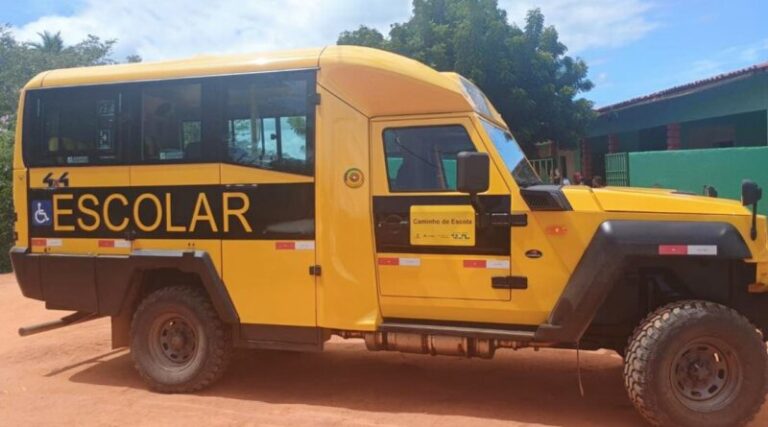 ALUNOS DA REDE PÚBLICA DE VÁRZEA ALEGRE SÃO TRANSPORTADOS EM VEÍCULOS DE PONTA