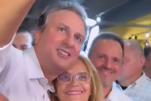 CAMILO SANTANA ESTE ANO COMEMOROU O SEU NIVER GANHANDO DO POVO AQUELE ABRAÇO