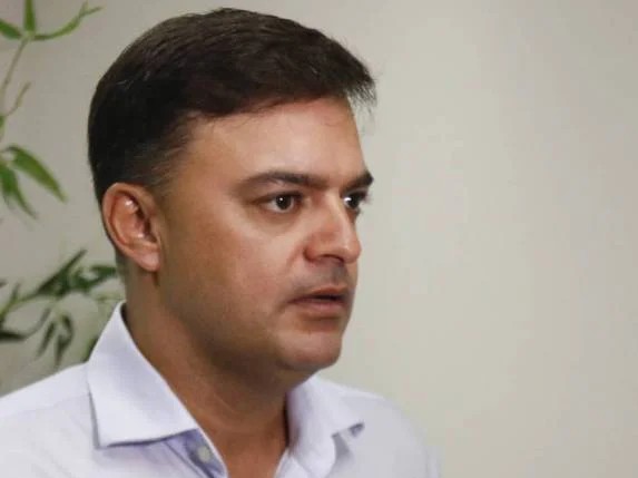 FERNANDO SANTANA RECEBE EM SEU GABINETE DUAS FIGURINHAS PARA LÁ DE ESPECIAIS