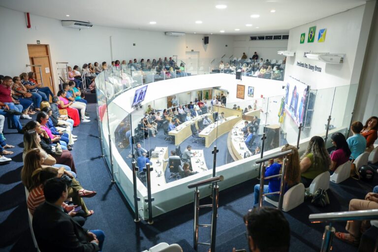 LEGISLATIVO DE JUAZEIRO APROVA SUBSÍDIOS PARA TRANSPORTE COLETIVO E RECONHECE BRAVURA DE JOVEM