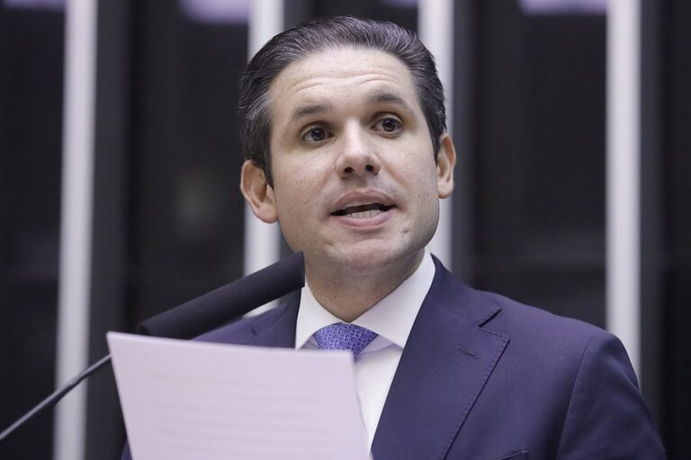 NADA MUDA NESSE BRASIL. AINDA CONTINUA A PRÁTICA DE FUNCIONÁRIOS FANTASMAS NA CÂMARA FEDERAL