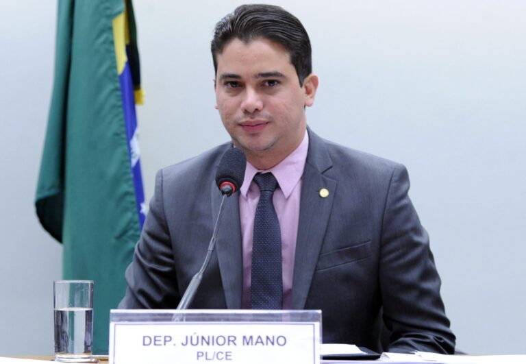 APÓS 6 HORAS PF CONCLUI MANDATO DE BUSCA E APREENSÃO NO GABINETE DO DEPUTADO JR. MANO