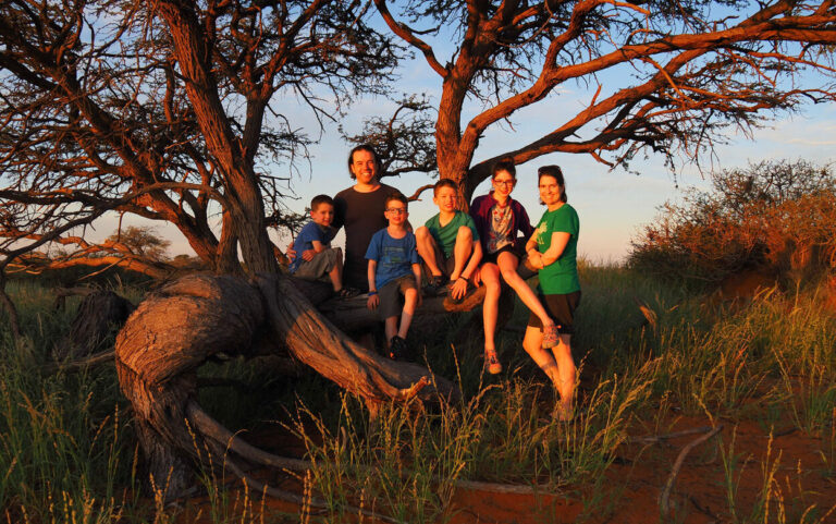 FAMÍLIA VIAJA O MUNDO COM OS FILHOS ANTES QUE ELES FIQUEM CEGOS