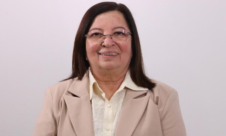 VEREADORA ROMEIRA APELA PARA QUE COLEGAS DEIXEM DE VIÇAR E CUIDEM DA CIDADE