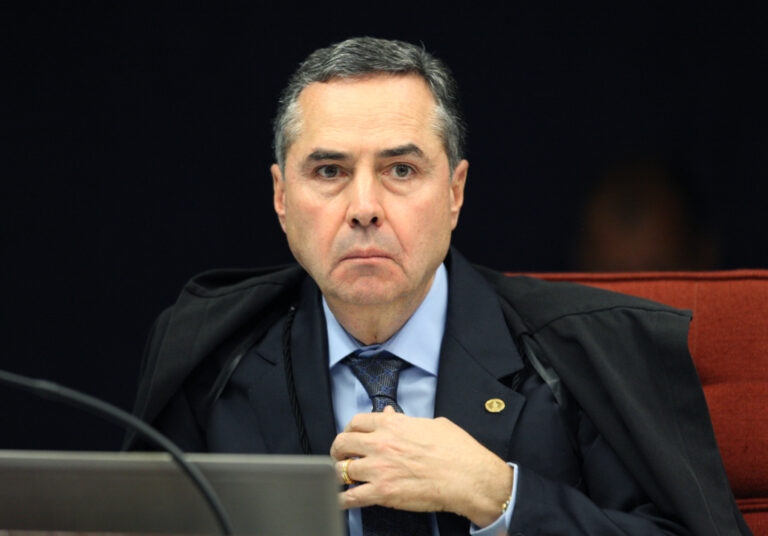 BARROSO AFIRMA QUE JULGAMENTO DE BOLSONARO É “IMPERATIVO”