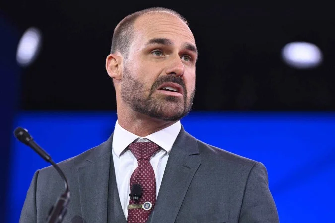 EDUARDO BOLSONARO É COBRADO POR FALTAS E PODE ENTRAR NA DÍVIDA ATIVA DA UNIÃO