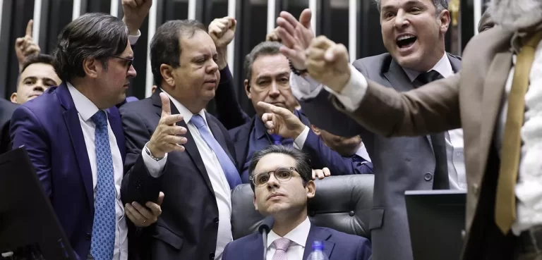 TRUMP RACHA CONGRESSO POR ANISTIA A BOLSONARO SOB JULGAMENTO DO STF