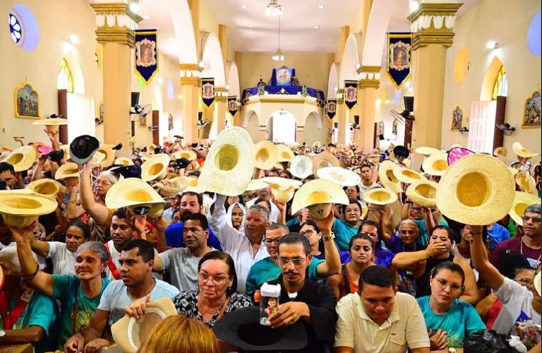 GLÊDSON BEZERRA E SANDRINHA PRESTIGIAM ENCERRAMENTO DA ROMARIA DE NOSSA SENHORA DAS DORES