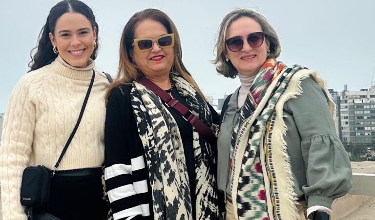 TRIO DE MULHERES ESVOAÇANTES EM PÉRIPLO PELAS TERRAS INCAS