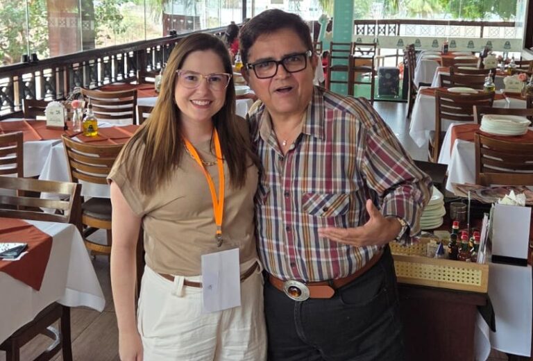 ONDONTÓLOGA FÁBIA PEIXOTO ESMERALDO ALMOÇOU NO PASTO & PIZZAS EM BOAS COMPANHIAS