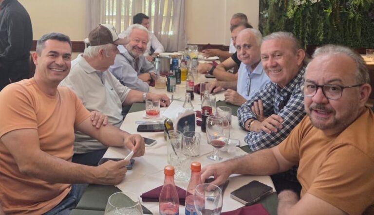 ROBERTO PESSOA REÚNE MAIS UMA VEZ FRIENDS EM RISTORANTE CHIQUE DO CRAJUBAR