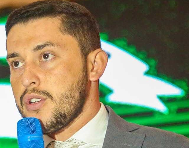 PREFEITO FLAVINHO FOI TRABALHAR NESTA SEGUNDONA FAZENDO USO DE MULETAS