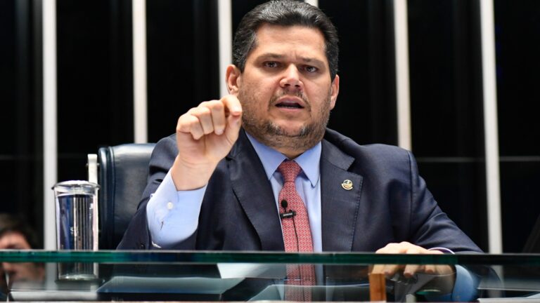 ALCOLUMBRE CRITICA EDUARDO BOLSONARO E AMEAÇA BOLSONARISTA