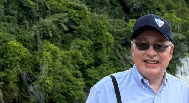 PRESENTEADO COM UMA AMPOLA DA CACHAÇA LUANDA, ALEMÃO VIROU FREGUÊS