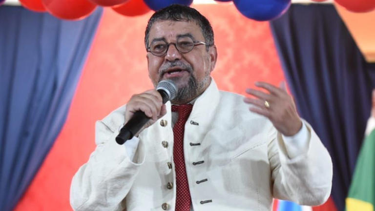 VICE-PRESIDENTE NACIONAL DO PT DIZ QUE “NINGUÉM ENFRENTA FUZIL COM BEIJINHOS”