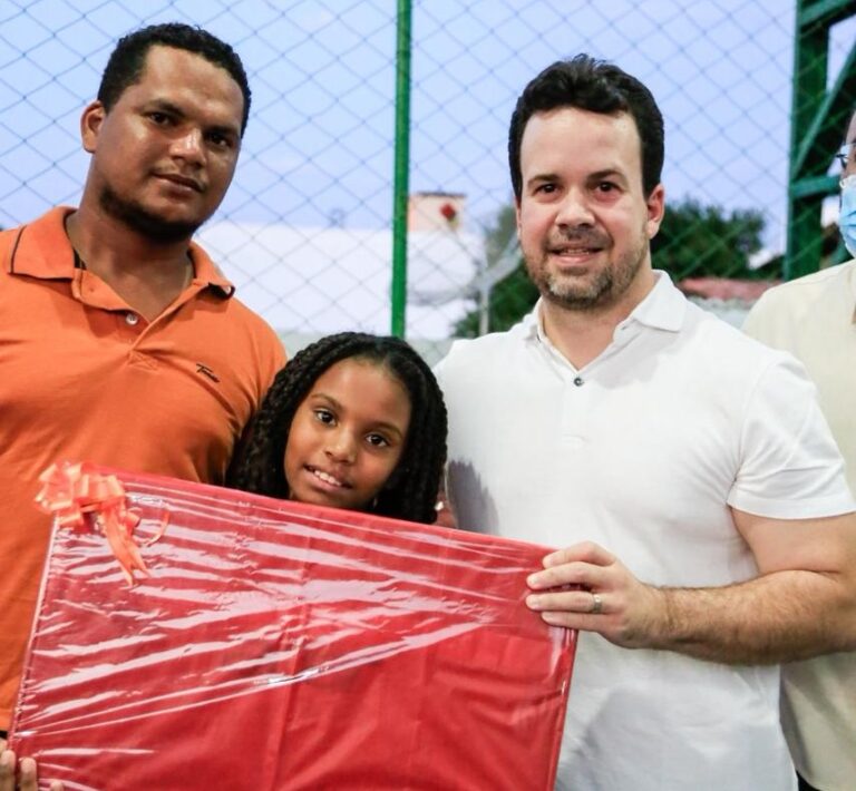 PREFEITO DE BARBALHA ENTREGA NOTBOOKS, PREMIAÇÃO FINANCEIRA E KITS MULTMÍDIA