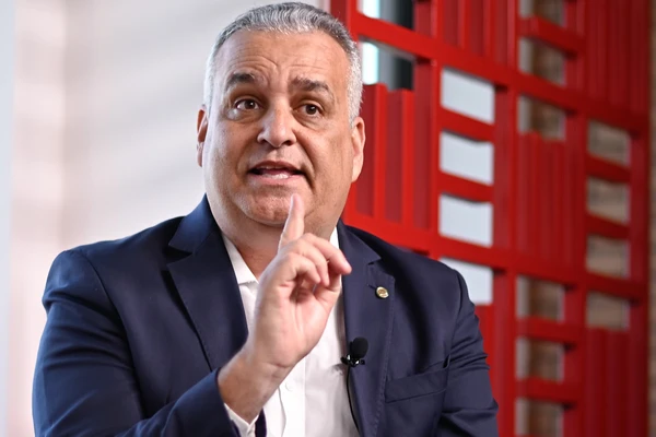 “O SENHOR DEVERIA SAIR DAQUI PRESO PELA SAFADEZA CONTRA OS APOSENTADOS”