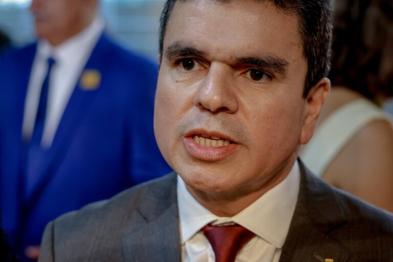 CHEFE DE GABINETE DO GOVERNADOR CHAMA CIRO GOMES DE ARROGANTE, INCOERENTE E GROSSEIRO