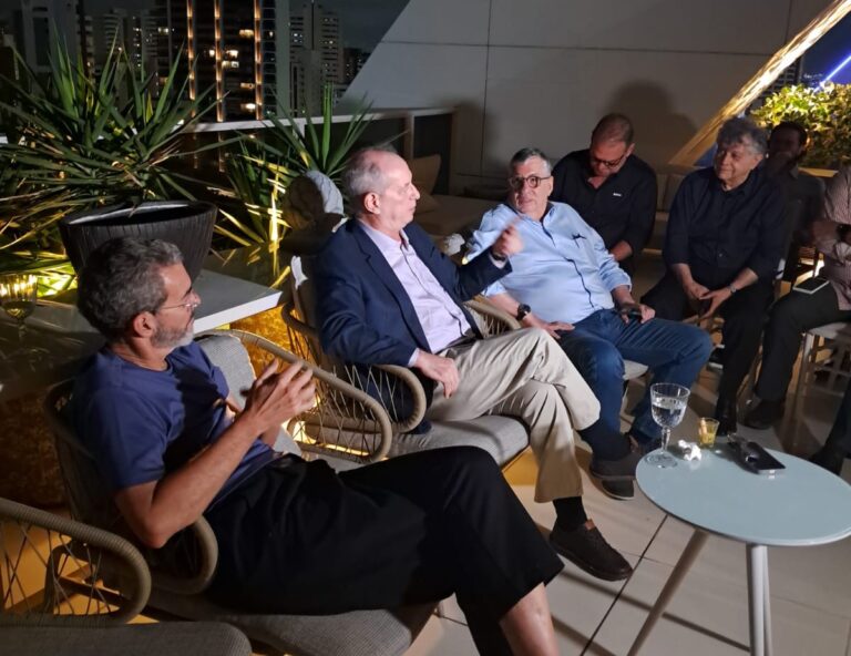 EX-DEPUTADO CESAR BARRETO CONFERIU PALESTRA DE CIRO GOMES NO BS DESIGN/ FORTAL