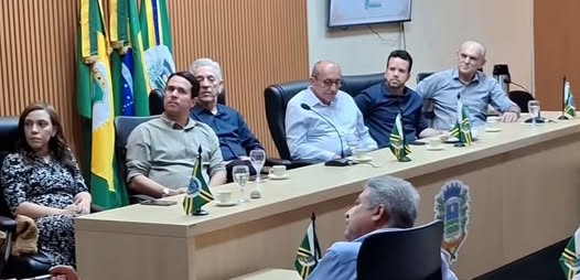 LIVRO CONTANDO A HISTÓRIA POLÍTICA DE BARBALHA REÚNE OPOSIÇÃO E SITUAÇÃO EM EVENTO