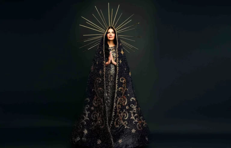 MILAGRE EM FORMA DE TRAJE: O VESTIDO DE NOSSA SENHORA APARECIDA QUE EMOCIONOU O MISS UNIVERSO 2025