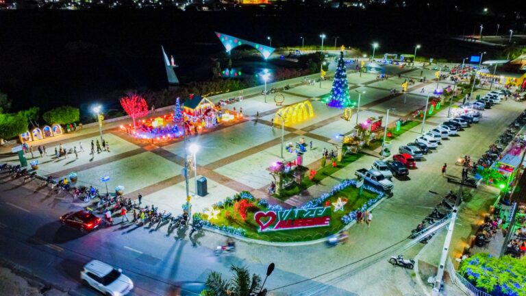 PREFEITURA DE VÁRZEA ALEGRE ACIONA NESTA SEXTA A ILUMINAÇÃO NATALINA DO XIX NATAL DA PAZ