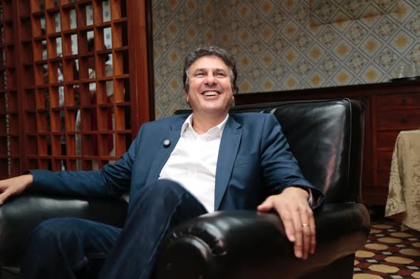 CAMILO SANTANA ACREDITA QUE ELMANO DE FREITAS TERÁ SEU REPETECO DE MANDATO NUMA BOA