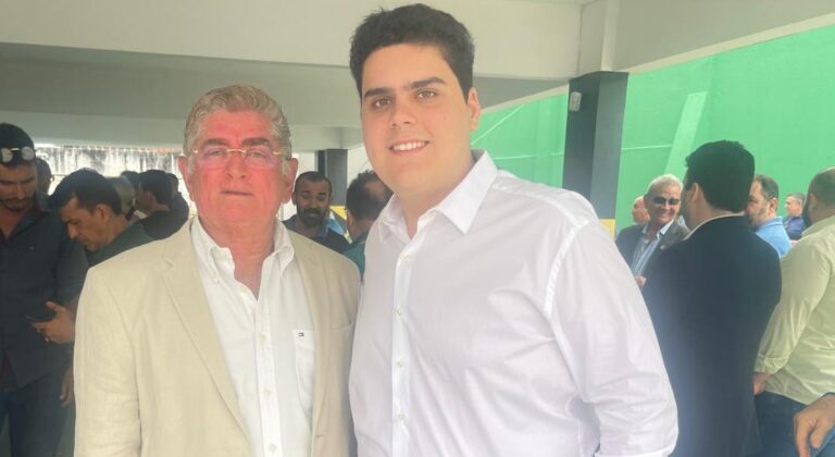 JOSIMAR CARVALHO ENCONTRA EDIL RENÉ PESSOA EM EVENTO DA FEDERAÇÃO CEARENSE DE FUTEBOL