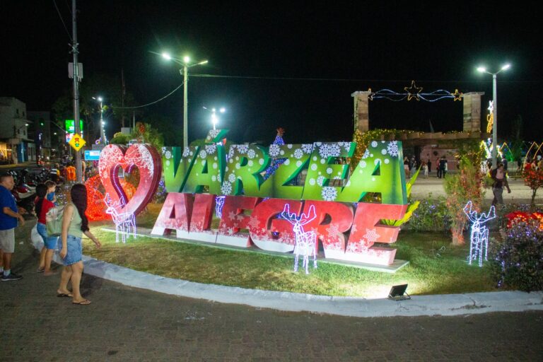 PREFEITO FLAVINHO CELEBRA ESPÍRITO NATALINO COM ACIONAMENTO DA ILUMINAÇÃO NO XIX NATAL DA PAZ