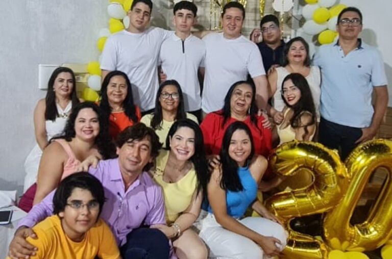 FAMÍLIA OFICIAL ROMEIRA COMEMOROU ONTEM, MAIS UM ANIVERSÁRIO DE ELIZABETH OLIVEIRA