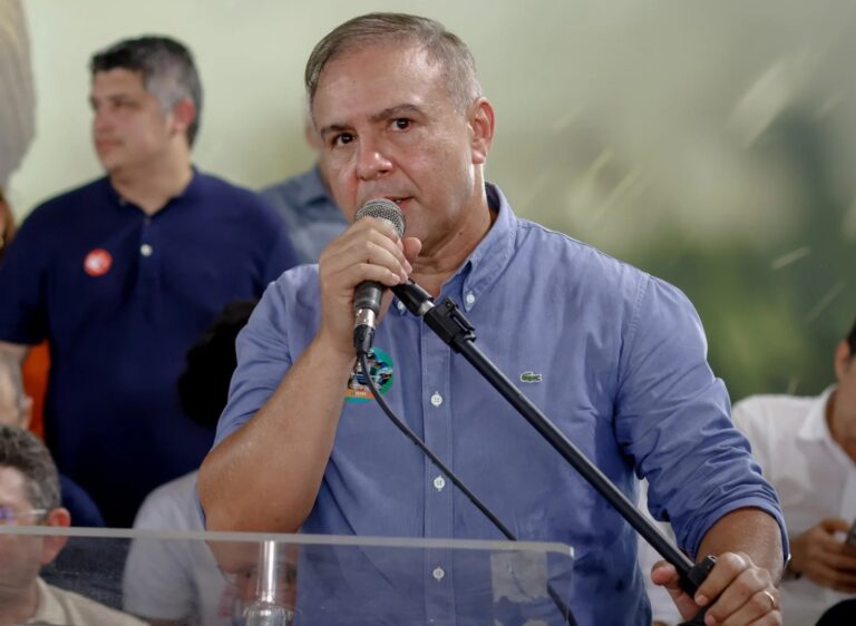 QUE FEIO! DEPUTADO FEDERAL CEARENSE ANDA METENDO A MÃO DE RATO NO DINHEIRO PÚBLICO