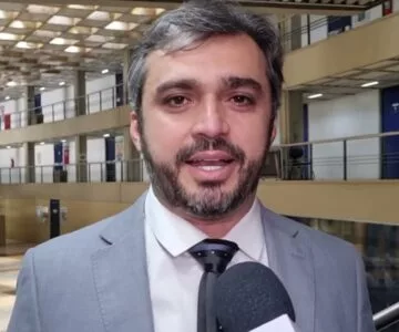 NELINHO DE FREITAS TROCA FIGURINHAS POLÍTICAS COM O GOVERNADOR ELMANO DE FREITAS