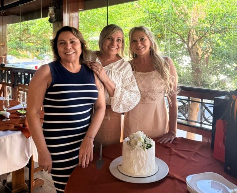 YEESS! ANIVERSÁRIO DE SANDRA SIQUEIRA FOI COMEMORADO NO PASTO & PIZZAS POR GENTE QUE GOSTA